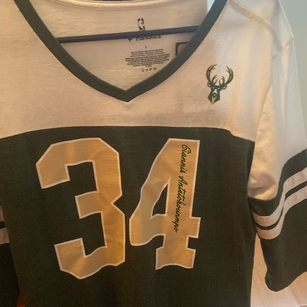 Milwaukee Bucks womens v neck T-shirt NWT large